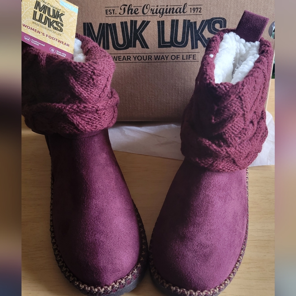 MUK LUKS Women's Maroon cuffed Winter Boots Size 7.